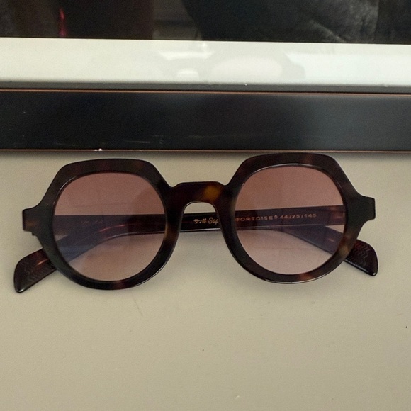 Designer Sapporo Japan Feel The Pawa Tortoise and Rose Sunglasses unisex main image 3